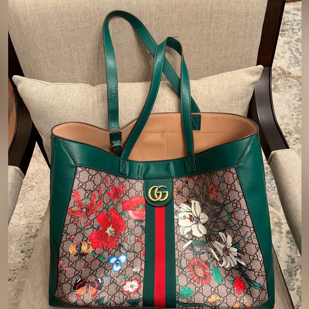 Gucci Flora Print Green Tote Bag used with wearing